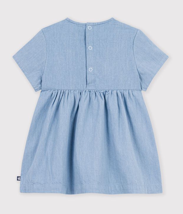 Babyjurkje met korte mouwen van chambray, geborduurd met hartjes. blauw