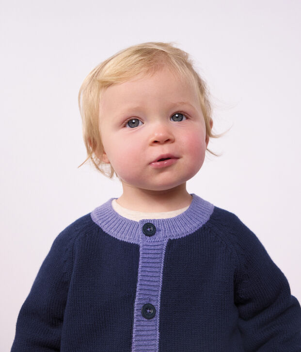 Babyvestje van gebreide wol en katoen met ingeweven hartjesmotief blauw/multicouleur