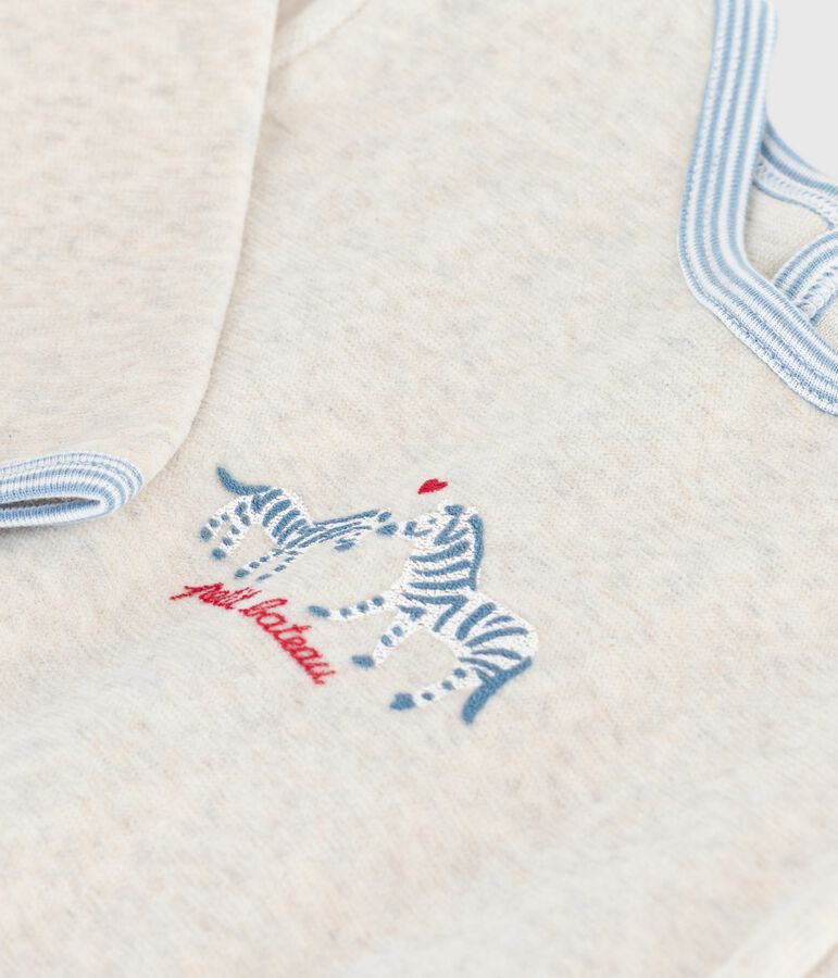 Effen fluwelen babypyjama met sluiting op de rug beige