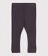 Babylegging van geribd breisel.