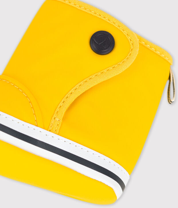 Babyschoentjes in de vorm van regenlaarzen geel