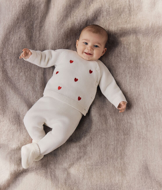 Tweedelig gebreid babysetje met geborduurde hartjes rood MARSHMALLOW/ POMPEI