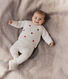 Tweedelig gebreid babysetje met geborduurde hartjes