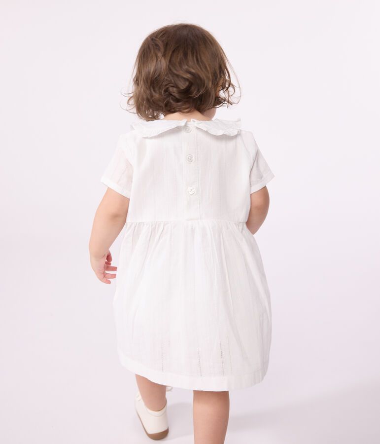Robe blanche b&eacute;b&eacute; en coton, bloomer et leurs d&eacute;tails ajour&eacute;s blanc