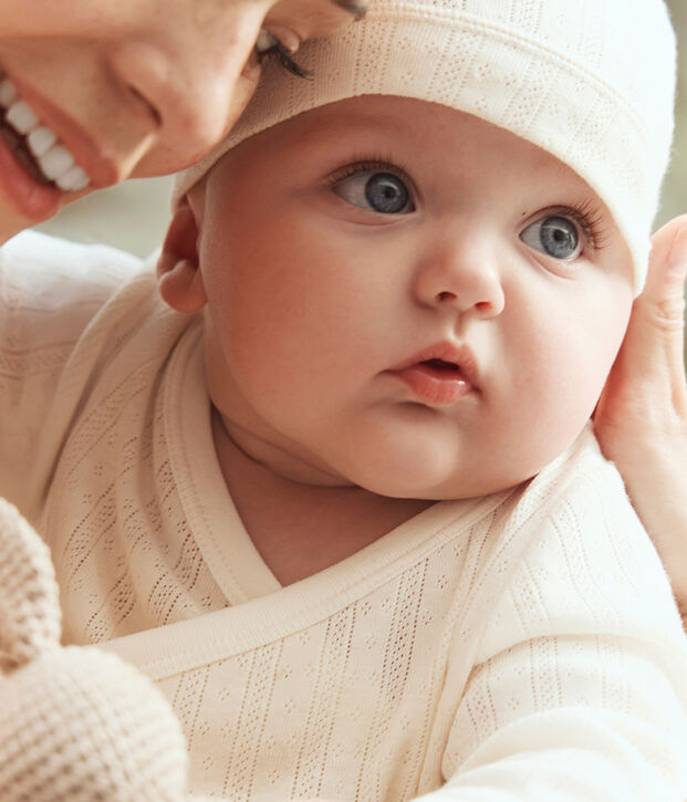 Ensemble long 3 pi&egrave;ces b&eacute;b&eacute; en coton ajour&eacute; et son bonnet blanc cass&eacute;