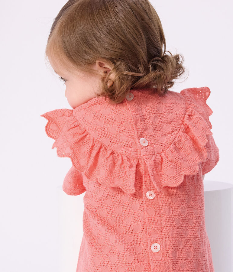 Robe b&eacute;b&eacute; en broderie anglaise manches courtes, motifs c&oelig;urs rose