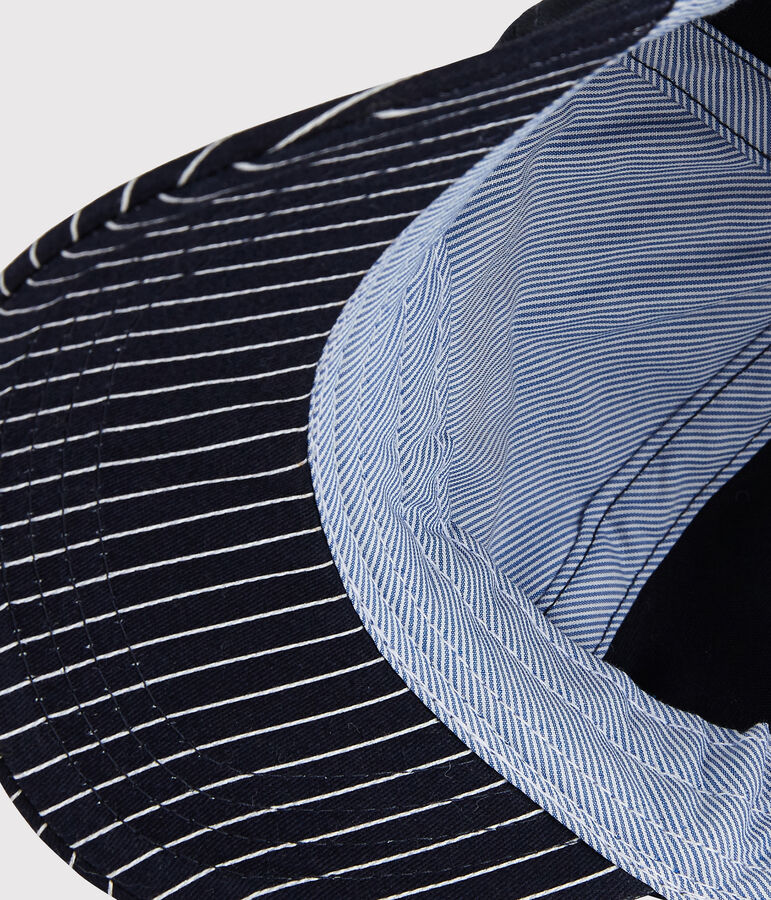 Pet voor babyjongens met badge van badstof blauw/wit