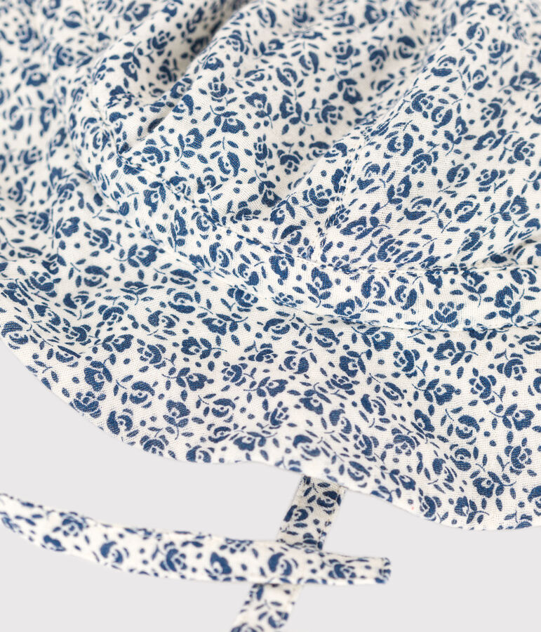 Capeline en gaze de coton fleurs bleues b&eacute;b&eacute; fille &eacute;cru/bleu