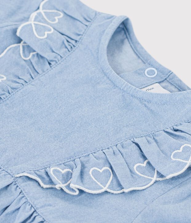 Babyjurkje met korte mouwen van chambray, geborduurd met hartjes. blauw