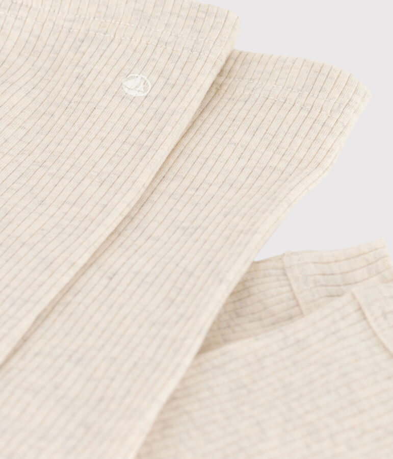 Babylegging van geribd breisel. beige