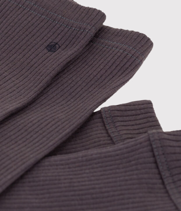 Babylegging van geribd breisel. grijs