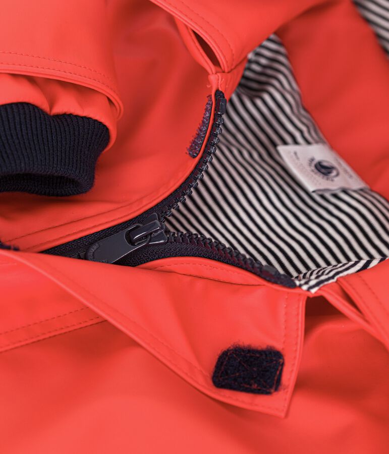 Cir&eacute; b&eacute;b&eacute; iconique en mati&egrave;re d&eacute;perlante rouge