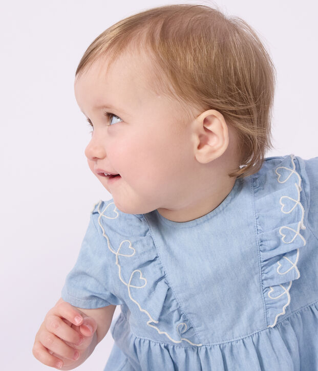 Robe b&eacute;b&eacute; manches courtes en chambray, brod&eacute;e de c&oelig;urs bleu
