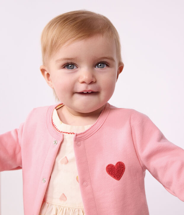 Cardigan b&eacute;b&eacute; en coton uni et badge c&oelig;ur rose clair