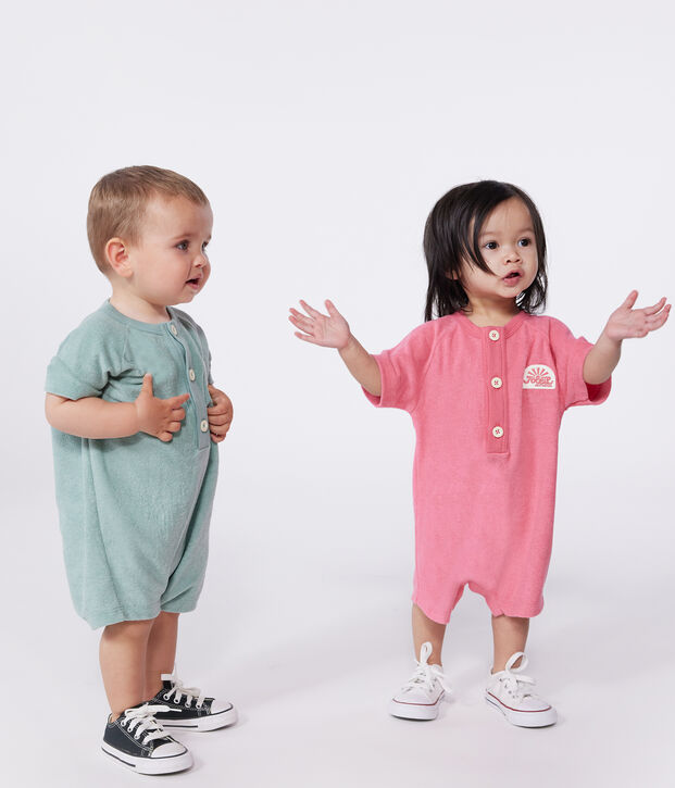 Kort babypakje van effen katoenen badstof met korte mouwen en badge roze