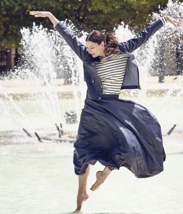 Marini&egrave;re femme d&eacute;collet&eacute;e dans le dos. Petit bateau x Marie-Agn&egrave;s Gillot blanc/bleu