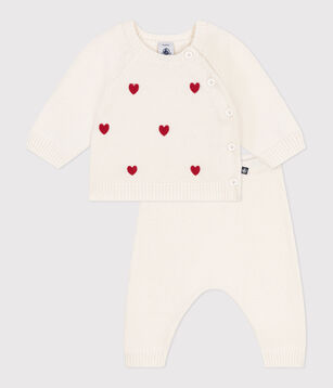 Tweedelig gebreid babysetje met geborduurde hartjes rood/rood