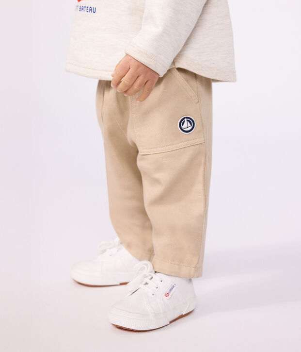 Effen katoenen babybroekje met badge in cargostijl beige