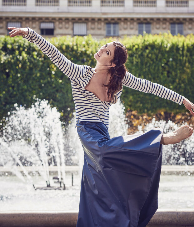 Marini&egrave;re femme d&eacute;collet&eacute;e dans le dos. Petit bateau x Marie-Agn&egrave;s Gillot blanc/bleu