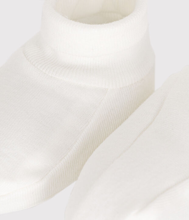 Eerste babyslofjes van katoen wit