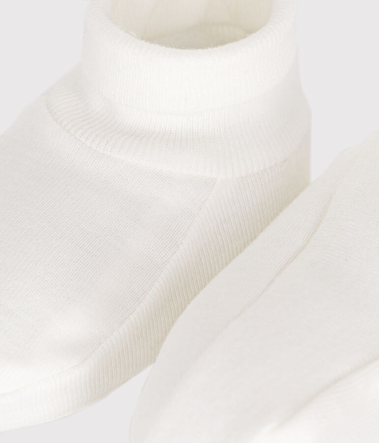 Eerste babyslofjes van katoen wit