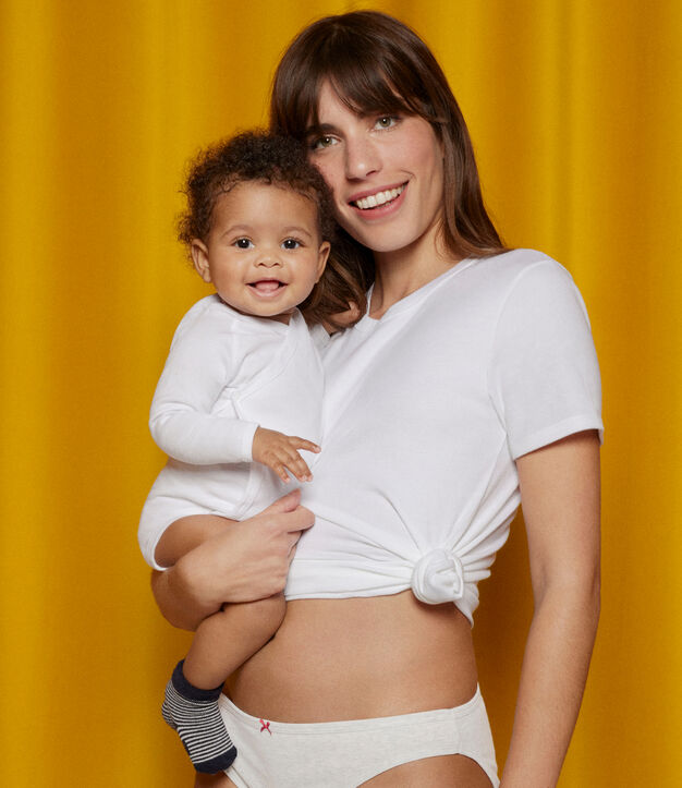 Baby en mama helemaal in het wit