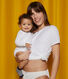 Baby en mama helemaal in het wit