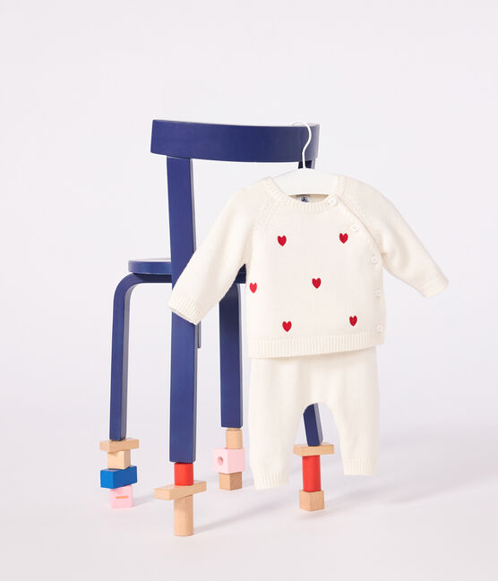Tweedelig gebreid babysetje met geborduurde hartjes rood MARSHMALLOW/ POMPEI