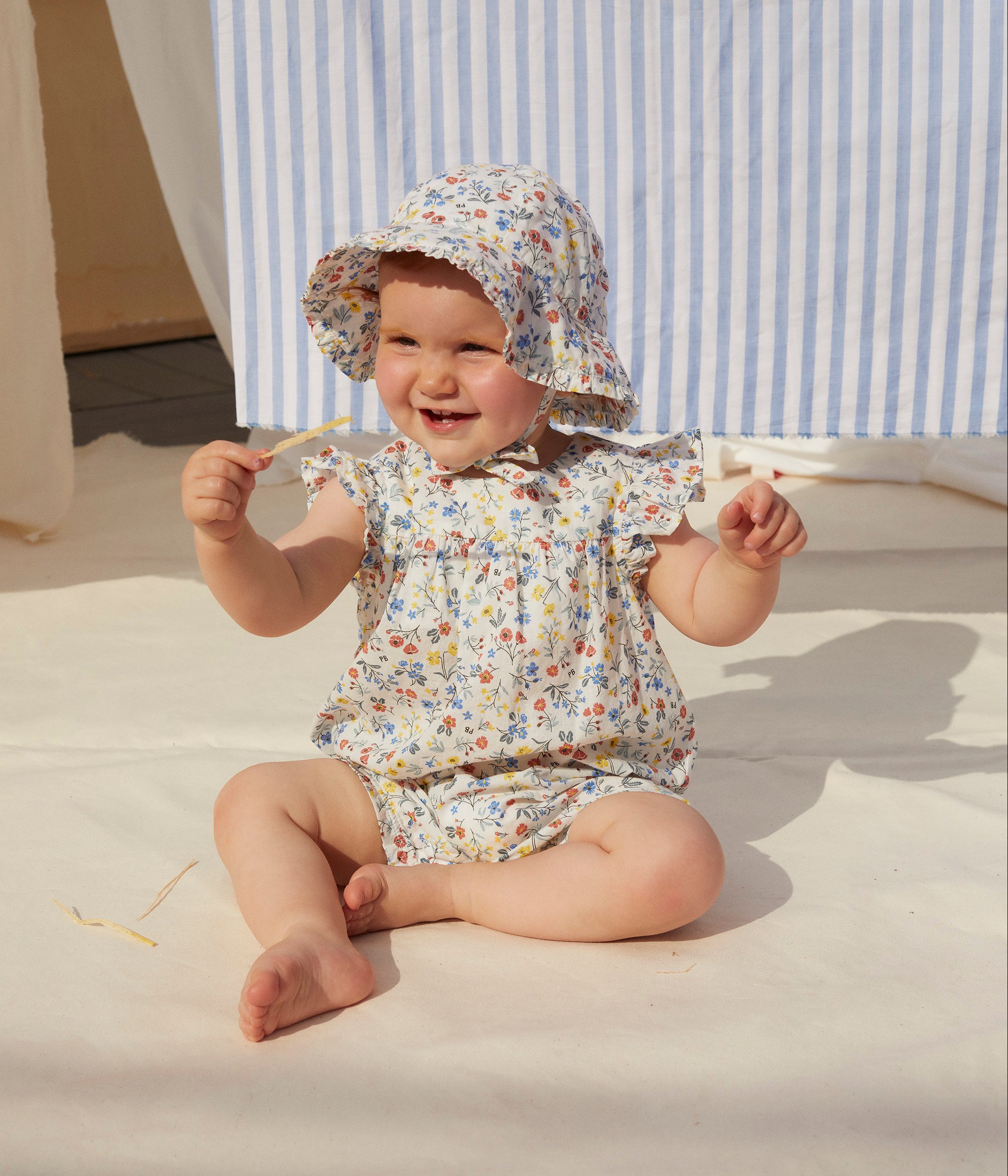 Korte edrukte tuinbroek in popeline met bloemenprint voor baby's MARSHMALLOW/MULTICO | Petit